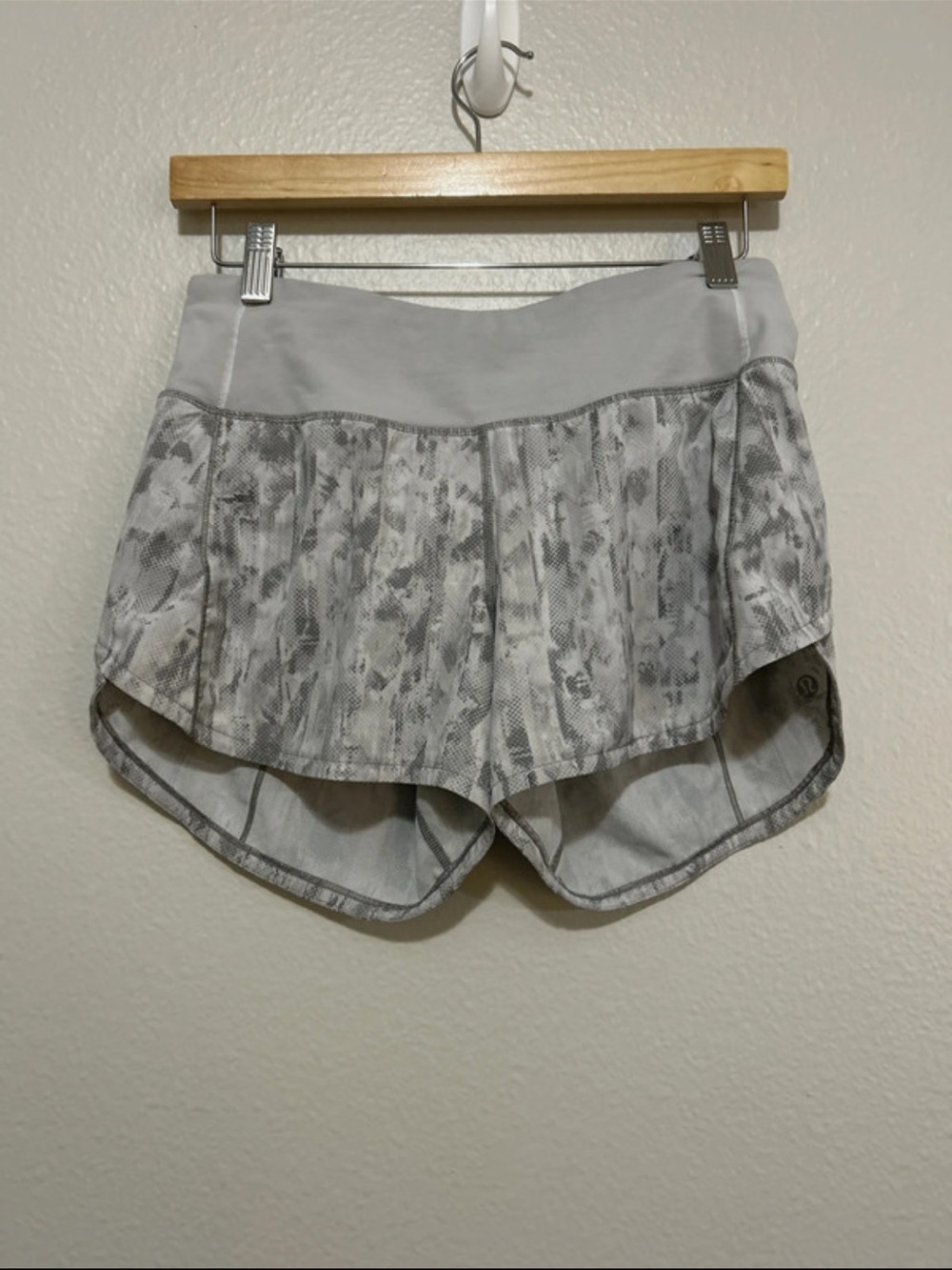lululemon athletica Women's Grey Athletic Shorts - Size 4 Tall